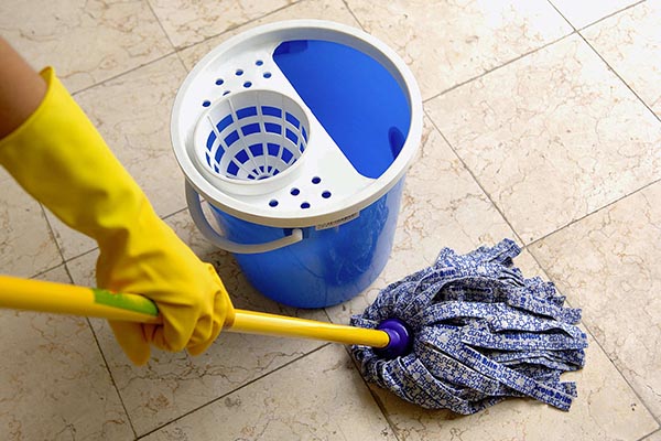Nettoyage des sols : conseils de nos hommes/femmes de ménage MERCI+ –  MerciPlus